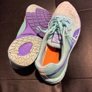 Cute pumas sneakers size 6.5